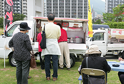 移動ラーメン屋、金と銀のラーメン